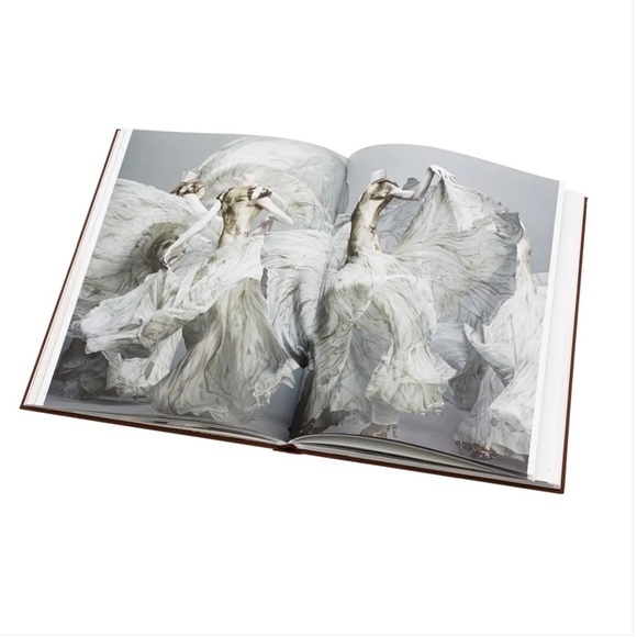 Alexander McQueen: Savage Beauty - Large Coffee Table Book BRAND NEW - Picture 5 of 14
